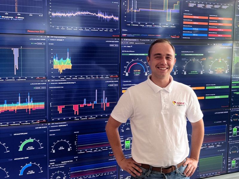 MySolar PV Mitarbeiter vor dem NGEN Virtual Power Plant Dashboard mit Echtzeit-Energiemarktdaten