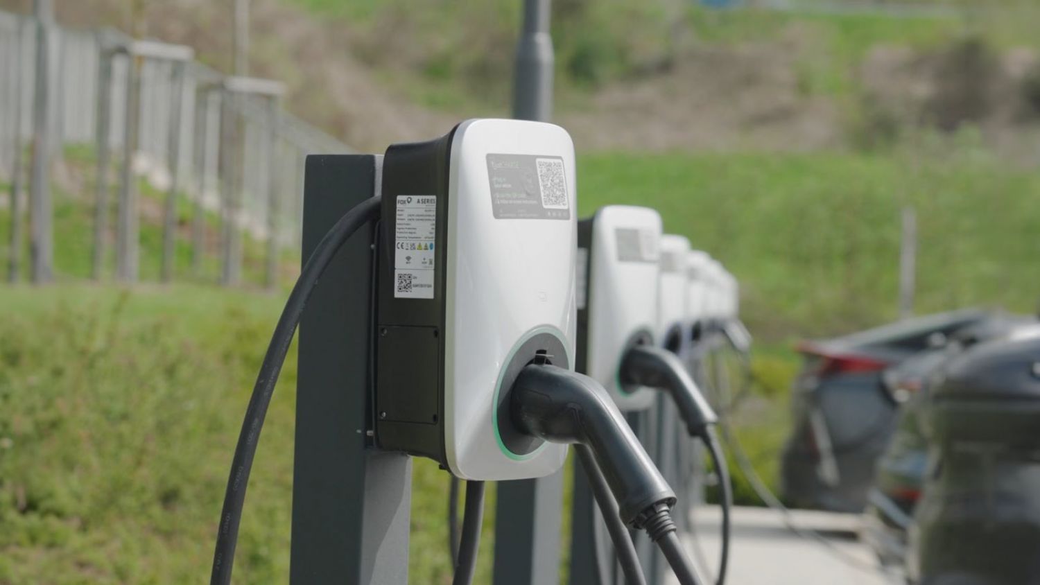 Beispiel Ladepark: Reihe von Elektroauto-Ladestationen – netzgekoppelter Batteriespeicher für Ladeparks von MySolar PV