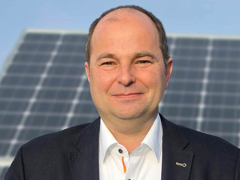 Carlo Schlienz, Geschäftsführer MySolar PV GmbH, vor Solarmodulen