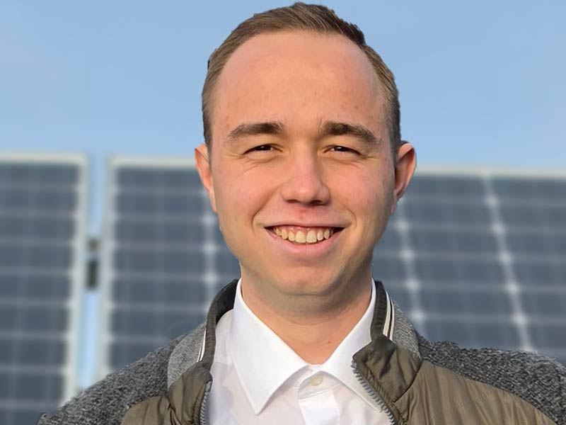 Nico Schlienz, Geschäftsführer MySolar PV GmbH, vor Solarmodulen